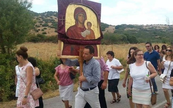 Εκατοντάδες πιστοί μετέφεραν στις πλάτες τους την Παναγία την Οδηγήτρια